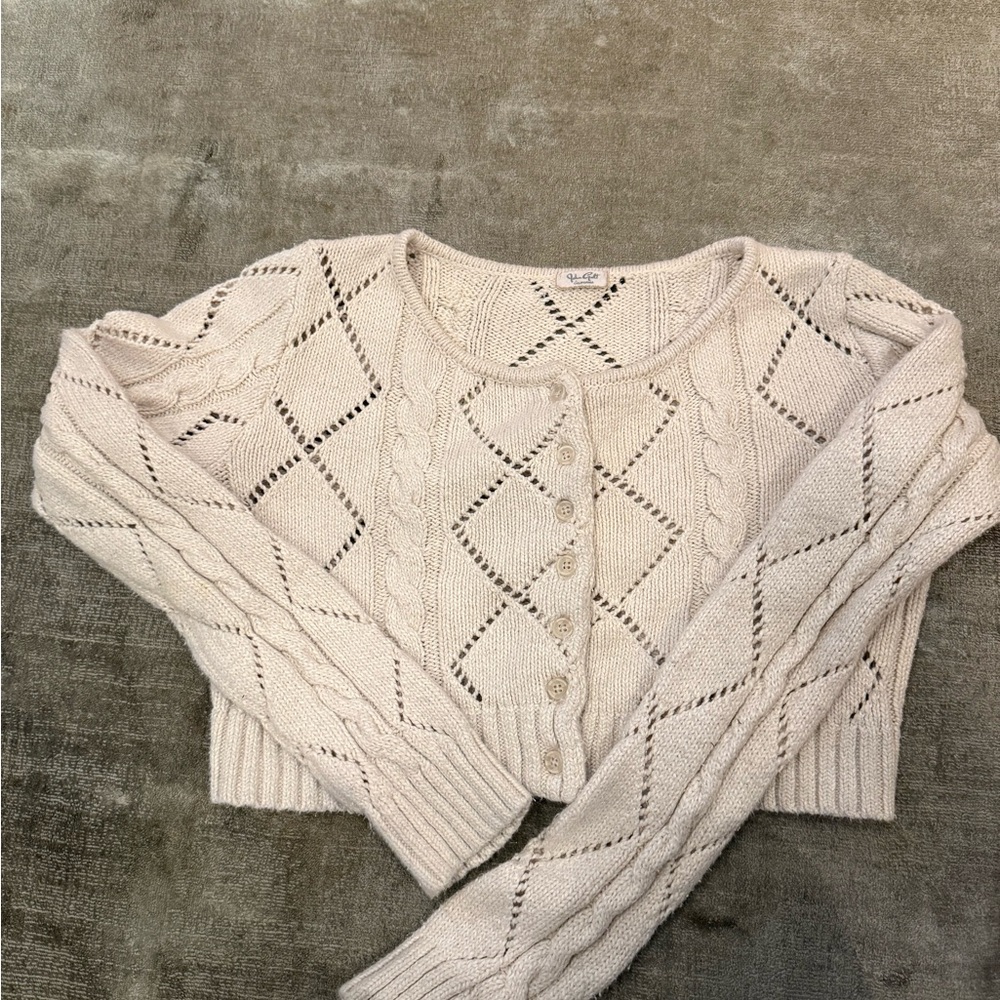 Vintage-Inspired Cable Knit Cropped Cardigan – Cream